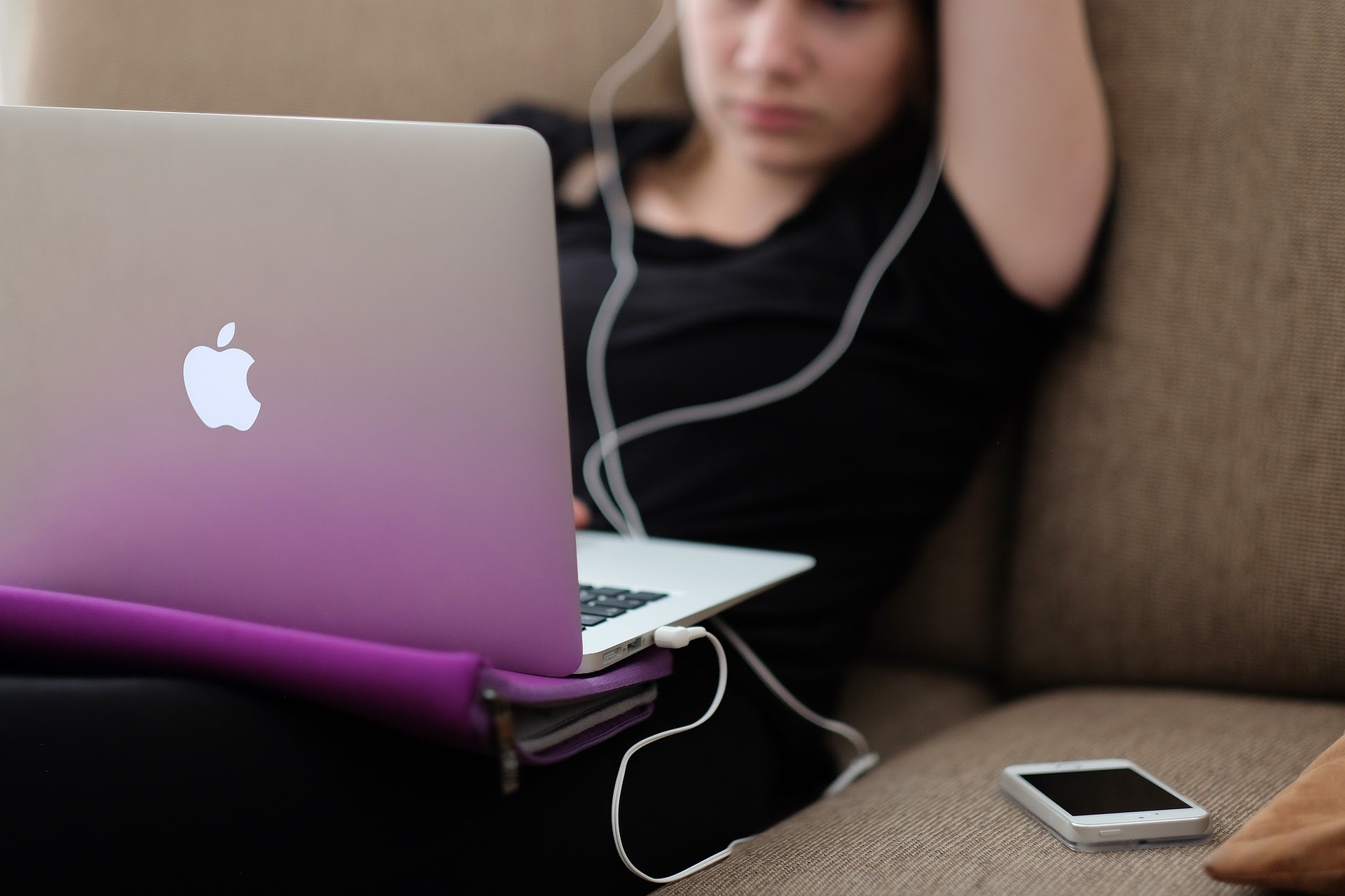 woman on a mac