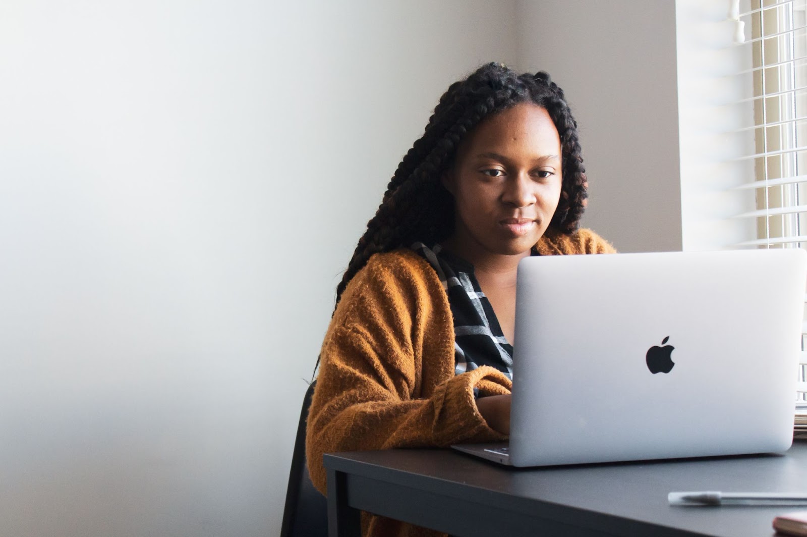 woman on mac